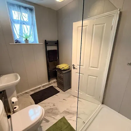 Spacious 3 Bedrooms, 2 Bathrooms, 5 Min Walk 公寓
