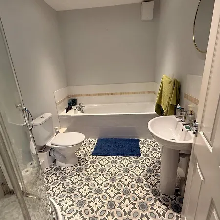 Spacious 3 Bedrooms, 2 Bathrooms, 5 Min Walk