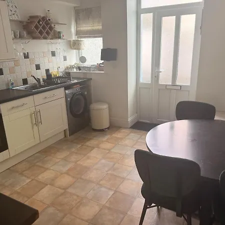 Spacious 3 Bedrooms, 2 Bathrooms, 5 Min Walk 公寓 *