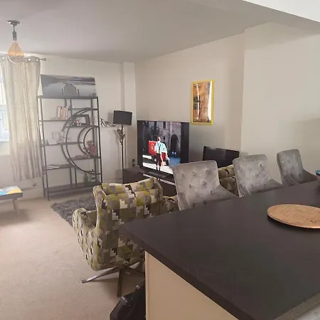 Spacious 3 Bedrooms, 2 Bathrooms, 5 Min Walk 阿尔弗斯顿