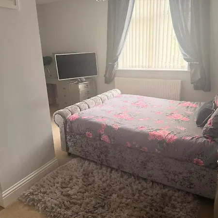 Spacious 3 Bedrooms, 2 Bathrooms, 5 Min Walk 公寓 *