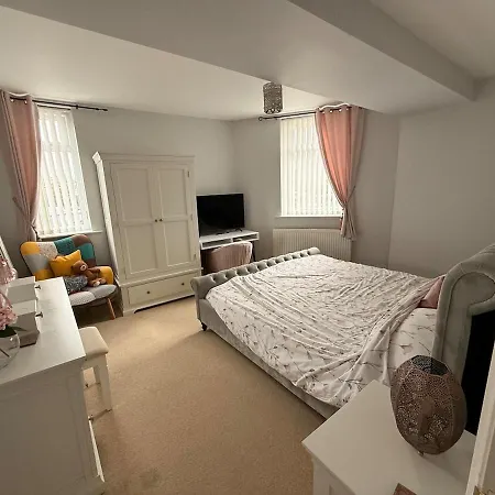 Spacious 3 Bedrooms, 2 Bathrooms, 5 Min Walk *