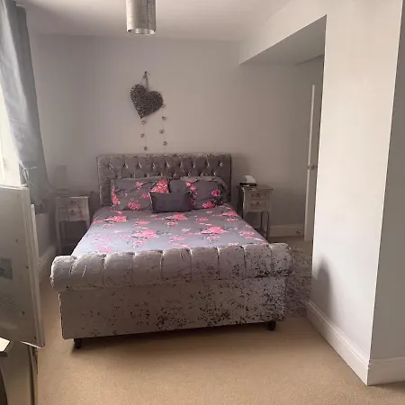 Spacious 3 Bedrooms, 2 Bathrooms, 5 Min Walk * 阿尔弗斯顿
