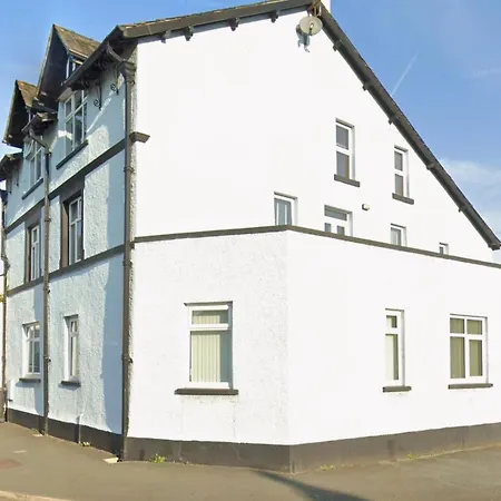 Spacious 3 Bedrooms, 2 Bathrooms, 5 Min Walk 公寓
